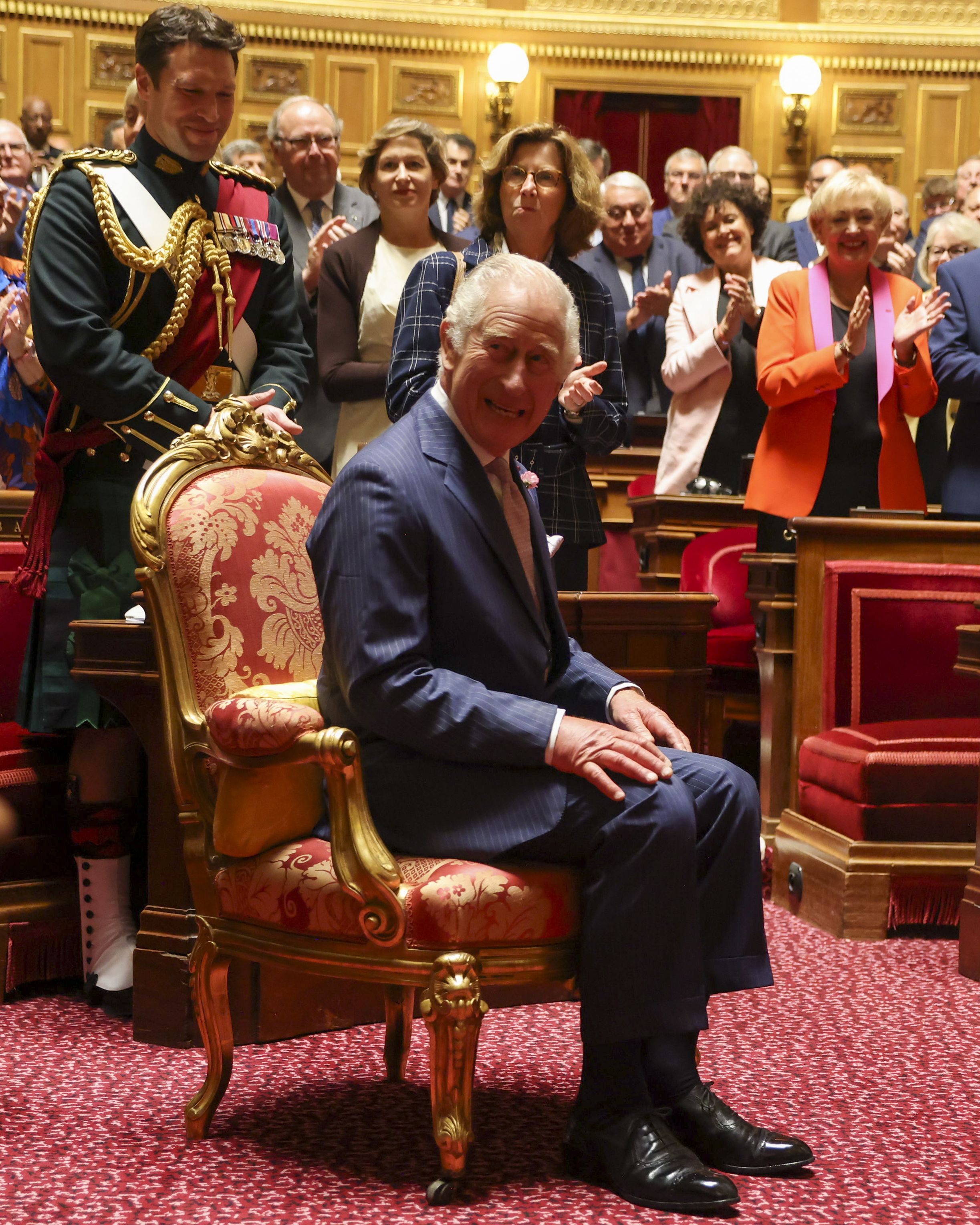 チャールズ国王、フランス議会でエリザベス女王を追悼 スタンディング 