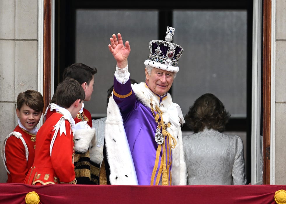 el marido de camila dice adiós desde el balcón de buckingham