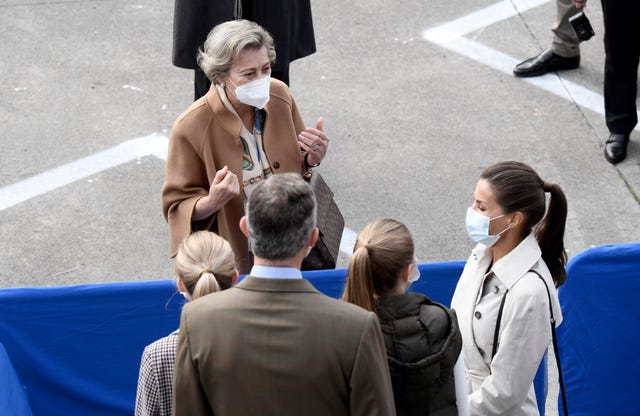 le reina letizia se reencuentra con su profesora del colegio en somao