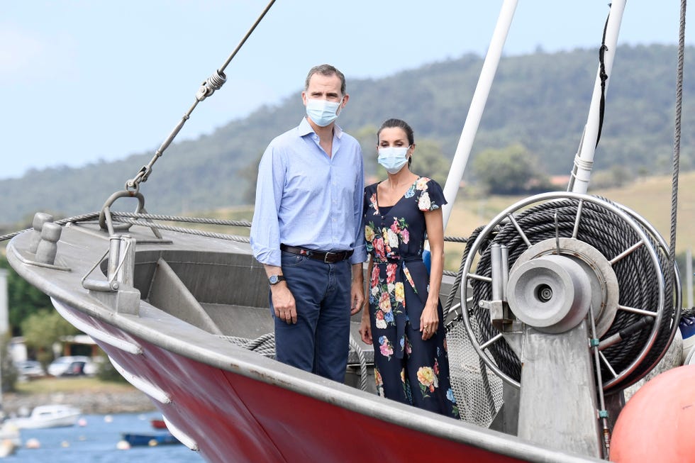 felipe y letizia posan a bordo de un barco el  puerto pesquero de santoña durante su visita a cantabria el 29 de julio de 2020