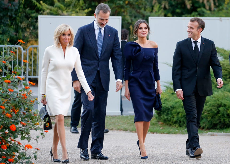 Los Reyes de España asistirán a un almuerzo organizado por el presidente de Francia y su mujer con motivo del Día Europeo de Víctimas del Terrorismo. Allí veremos un nuevo duelo de estilo entre la reina Letizia y Brigitte Macron, como el que protagonizaron en su encuentro en octubre de 2018 (en la imagen).
