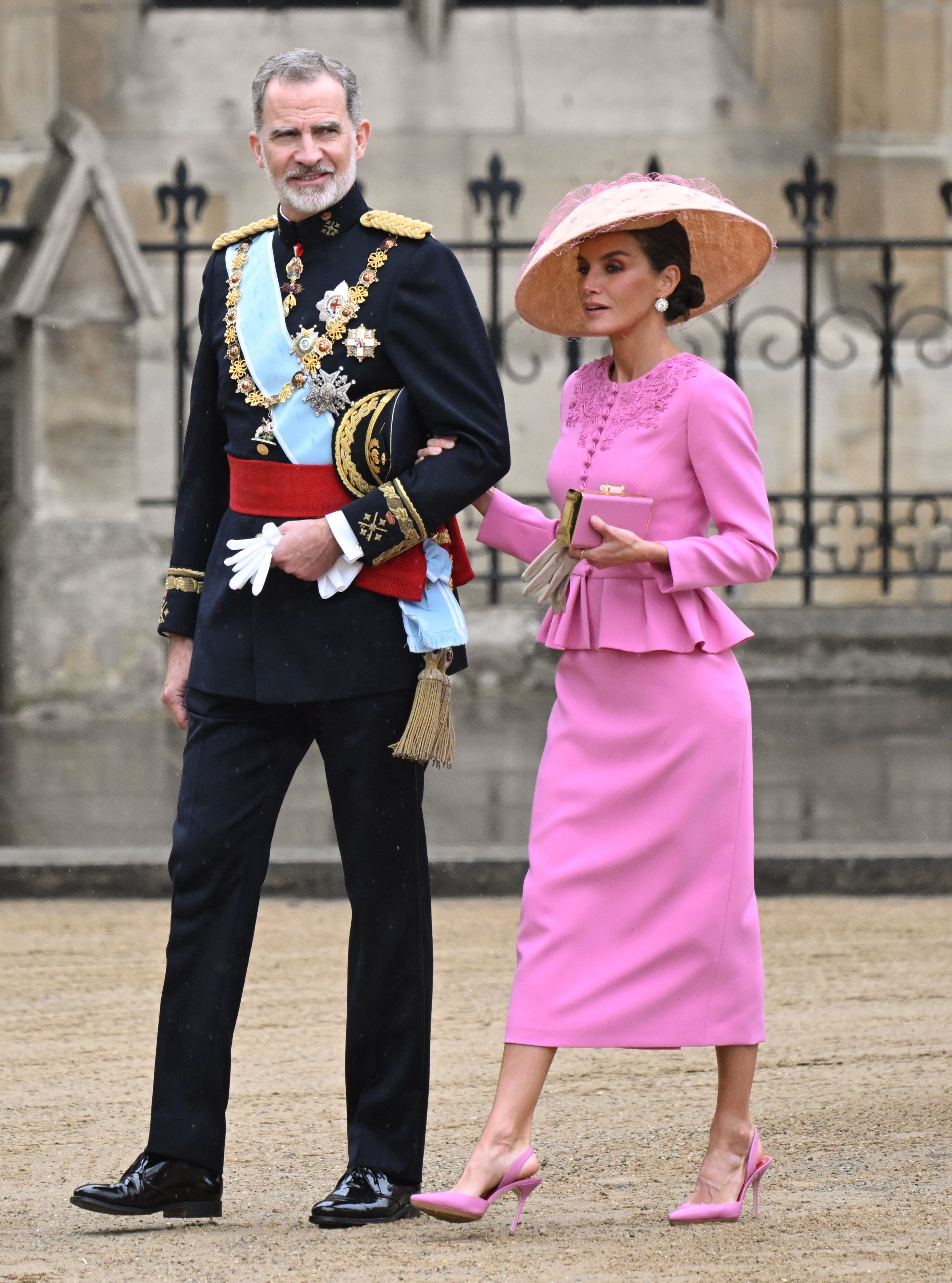 queen elizabeth pink dress - Cerca con Google  Queen elizabeth, Queen  elizabeth ii, Fashion