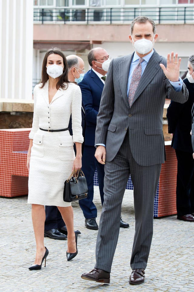 Doña Letizia actualiza su vestido con un cinturón ancho