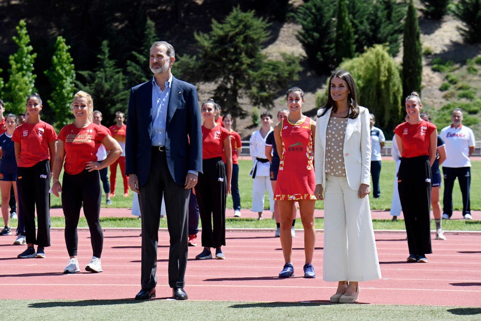 felipe y letizia  con las campeonas carolina marín y lydia valentin