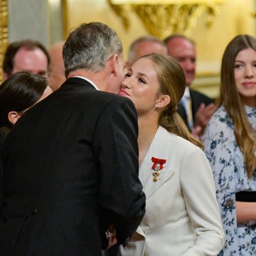 el rey besa a la princesa de asturias en el congreso de los diputados