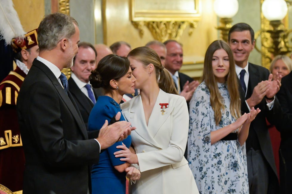 la princesa leonor besa a su madre, la reina letizia, en la jura de la constitucion
