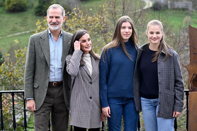 Los Reyes y sus hijas, la princesa Leonor y la infanta Sofía, visitan por sorpresa Catarroja