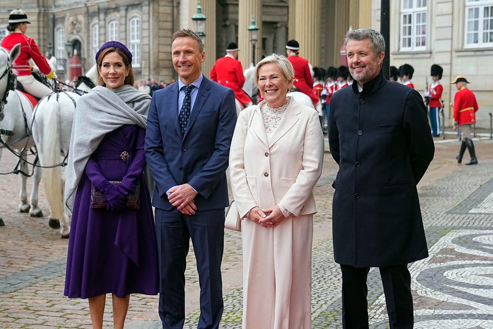 maría de dinamarca guantes vestido morado