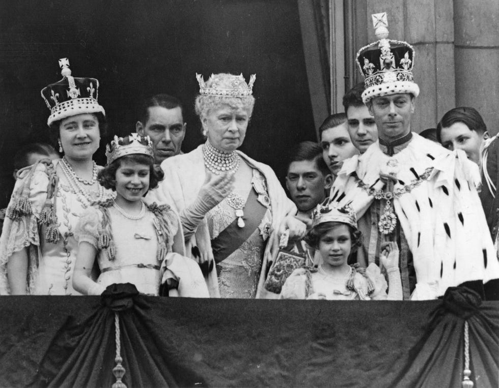 george vi coronation, royal family including princess elizabeth on the balcony of buckingham palace