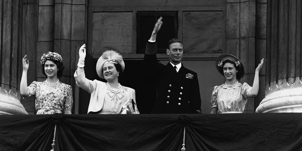 Classic Photos of the Royal Family on Buckingham Palace's Balcony