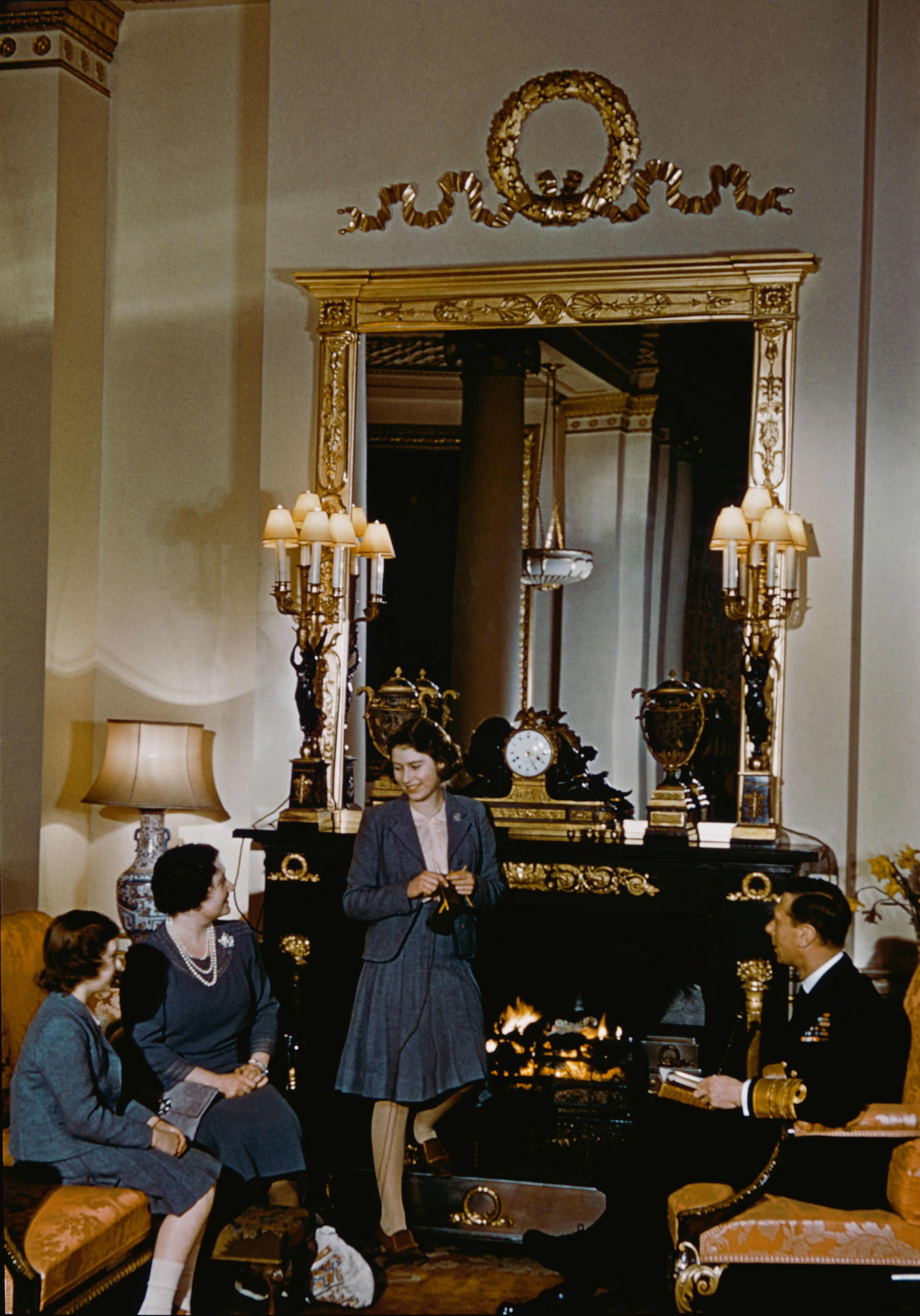 Buckingham Palace Interior Layout   King George Vi With His Family At Buckingham Palace Left To News Photo 1650384639 