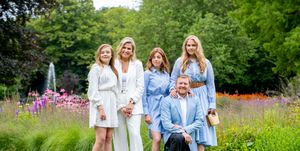 de koninklijke familie poseert samen voor de jaarlijkse zomer fotoshoot
