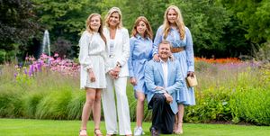 de koninklijke familie poseert samen voor de jaarlijkse zomer fotoshoot