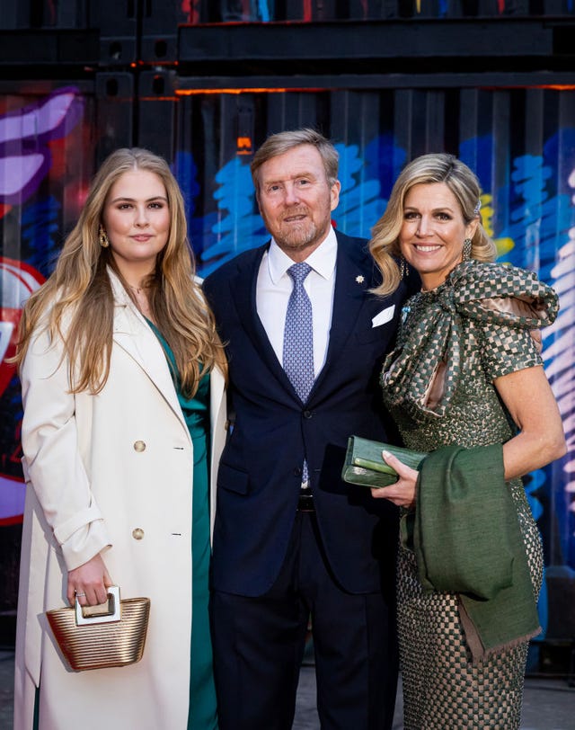 guillermo de los países bajos con su mujer y su hija mayor