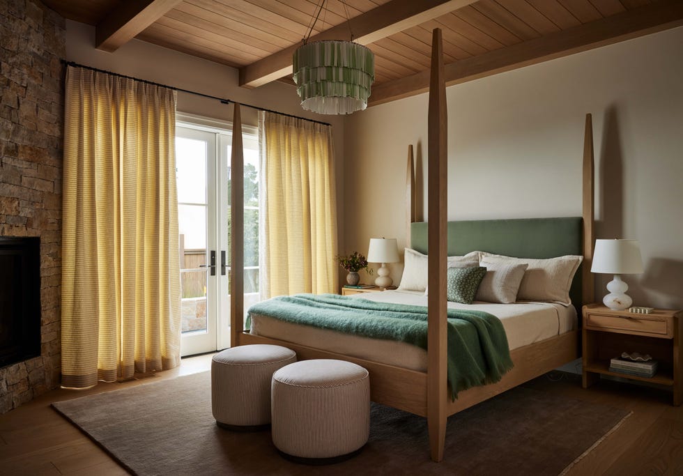 casa de jubilados con jardín y golf: dormitorio con cama con dosel