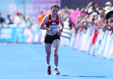 kinzang lhamo finisht als laatste tijdens de olympische marathon in parijs