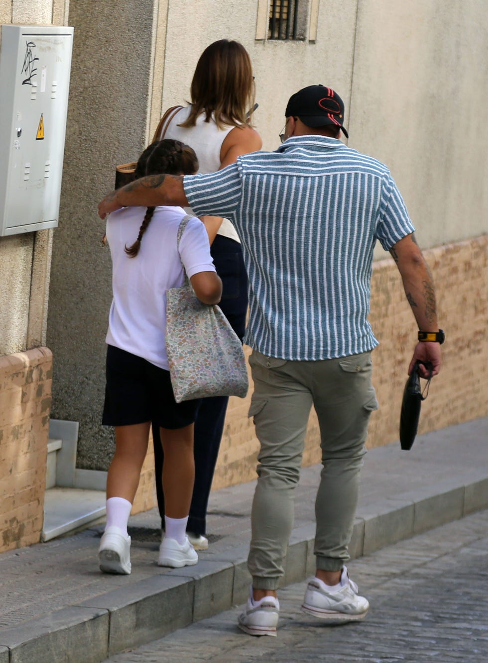 kiko rivera e irene rosales llevan a su hija ana al colegio, los tres de espaldas