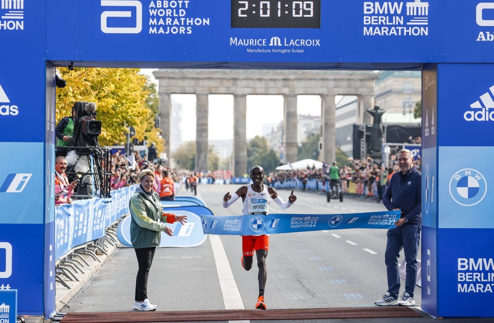 berlin, germany september 25 the 48th bmw berlin marathon held in berlin, germany on september 25, 2022 kenyan athlete eliud kipchoge broke the world record with a time of 020109 photo by abdulhamid hosbasanadolu agency via getty images