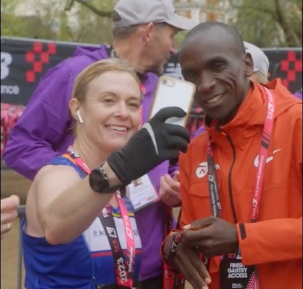 Video Di Eliud Kipchoge Che Consegna Le Medaglie Ai Finisher Della Maratona Di Londra