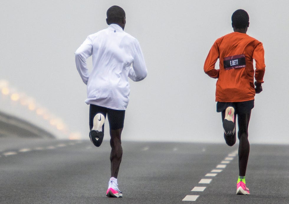 eliud kipchoge calienta antes de competir en un maratón en viena