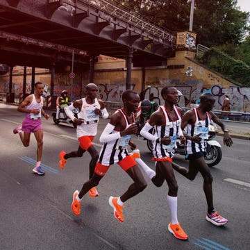 kipchoge in 2022 on his way to a world record in the streets of berlin with a team of three pacers kipchoge in 2022 on his way to a world record in the streets of berlin with a team of three pacers