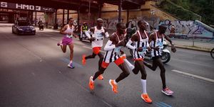 kipchoge in 2022 on his way to a world record in the streets of berlin with a team of three pacers