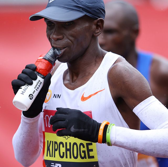 eliud kipchoge drinking maureen at the london marathon 2020