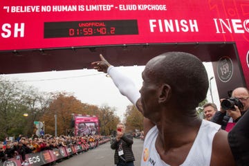 kipchoge señala su tiempo en viena, donde terminó un maratón en menos de 2 horas