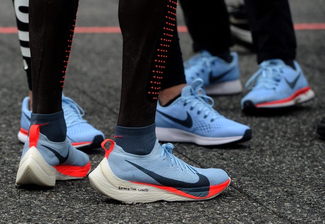 eliud kipchoge se prepara para intentar batir el récord de maratón con zapatillas nike