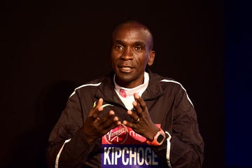 El campeón olímpico de maratón Eliud Kipchoge colabora en el reparto de comida entre los deportistas con menos recursos