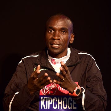 Eliud Kipchoge ayuda a los atletas necesitados en Kenia El campeón olímpico de maratón Eliud Kipchoge colabora en el reparto de comida entre los deportistas con menos recursos
