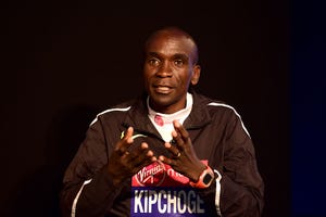 eliud kipchoge ayuda a los deportistas más necesitados en kenia