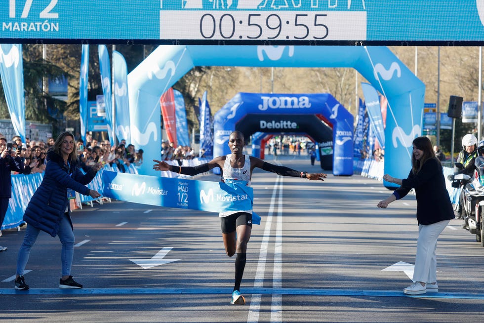 el atleta keniano hillary kipkoech cruza la línea de meta para ganar el medio maratón de madrid en categoría masculina