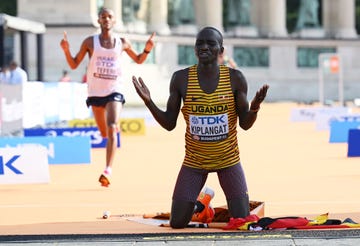 victor kiplangat celebra su título mundial de maratón en budapest