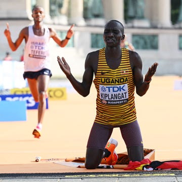 Victor Kiplangat celebra su título mundial de maratón victor kiplangat celebra su título mundial de maratón en budapest