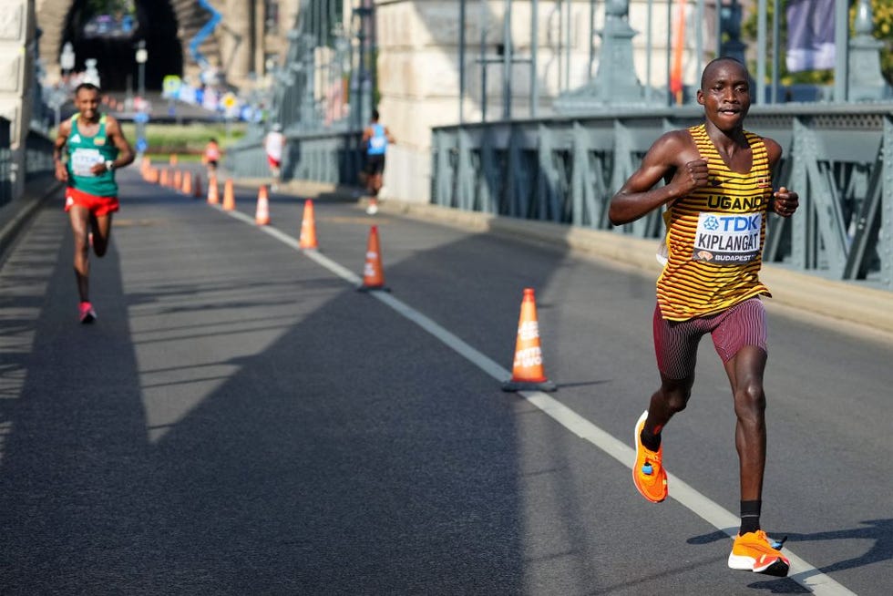 victor kiplangat lidera el maratón del mundial de budapest por delante del etíope leul gebresilase