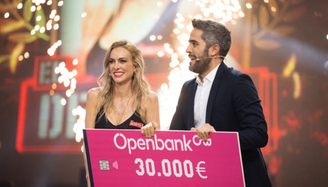 kira miró con el cheque al ganador de el desafío