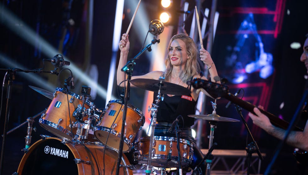kira miró tocando la batería