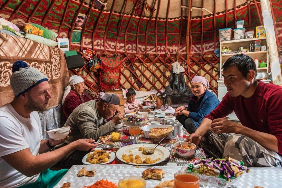 Dineren bij een nomadenfamilie in Kirgizi
