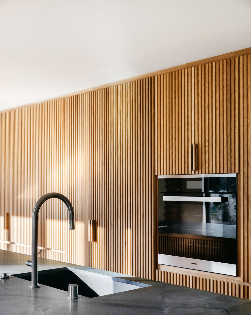 Paneles de pared viva magenta con estante de madera en una cocina moderna