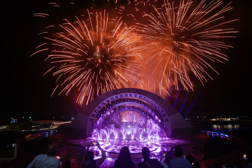 越南討論度飆高的「富國島」新亮點！世上最大海上劇場「海洋之吻」，絢爛煙火、60位藝術家震撼演出