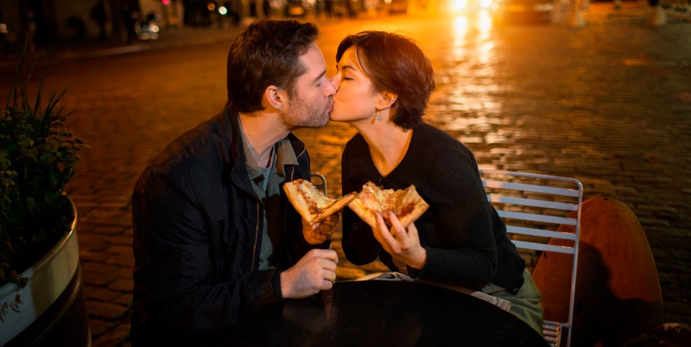 Pareja besándose comiendo pizza al aire libre besando a una pareja comiendo pizza al aire libre