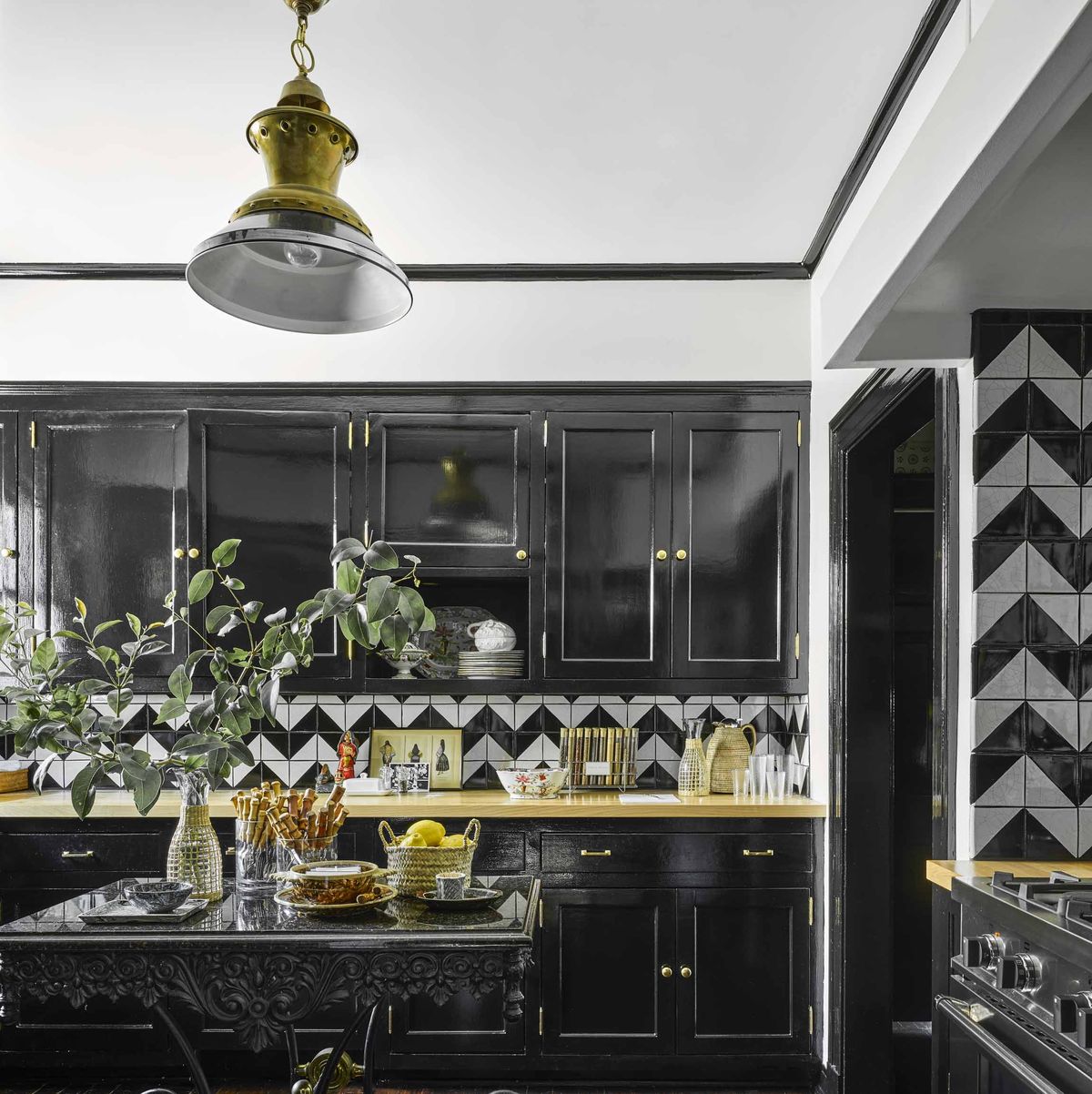 15 Refined Decorating Ideas in Glittering Black and Gold