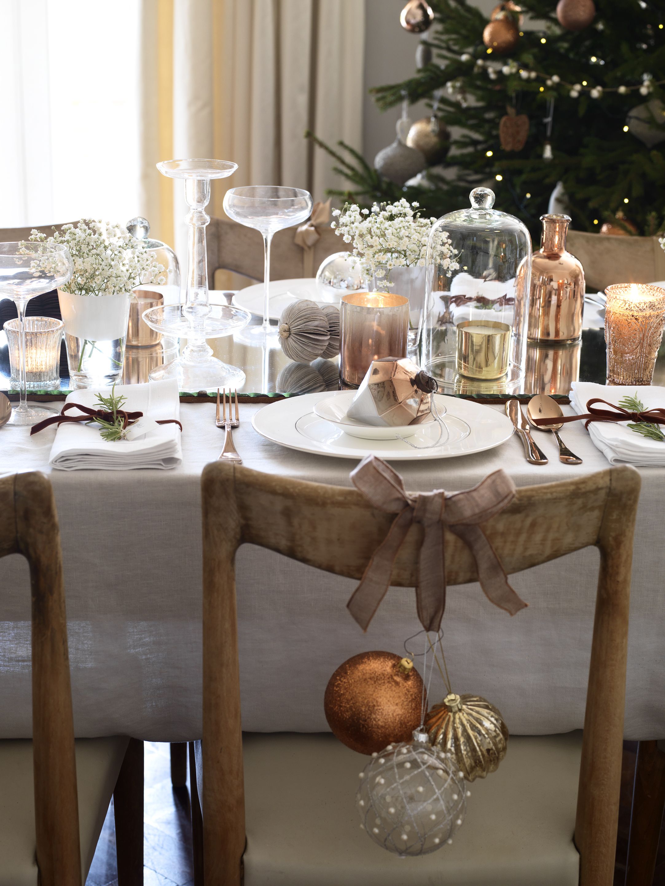 https://hips.hearstapps.com/hmg-prod/images/kitchen-christmas-ideas-dining-chair-decorationsjpg-653281c7c26da.jpg