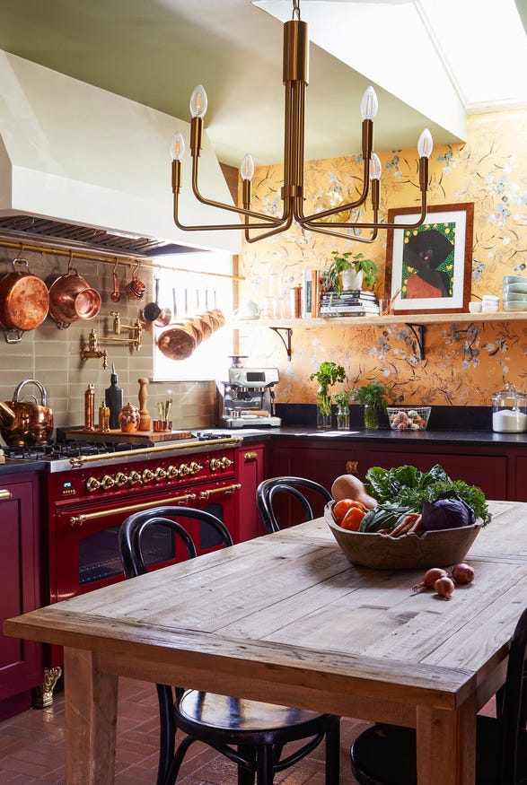 shavonda gardner, home tour, sacramento, ca
kitchen
“living” finishes on the unlacquered
copper pots, sink, and soapstone
counters mean a patina will
be acquired quickly cabinetry
mastercraft range ilve table rh
lights mitzi wallpaper meadow,
kelly ventura floor and backsplash
tiles fireclay tile skylight velux
hood insert zephyr