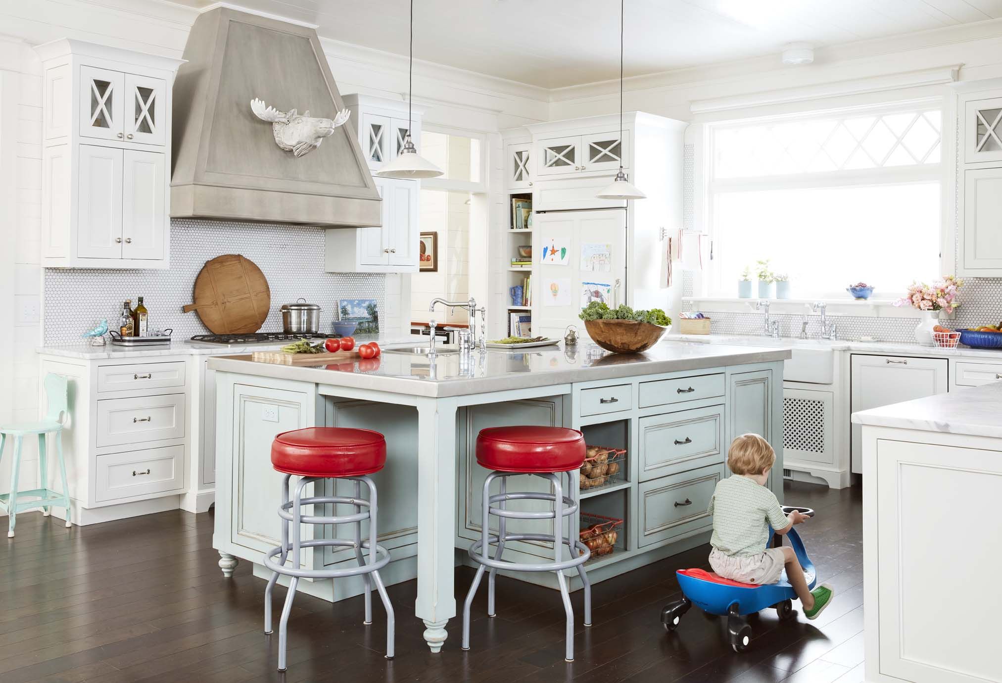 https://hips.hearstapps.com/hmg-prod/images/kitchen-diner-stools-1646432893.jpg