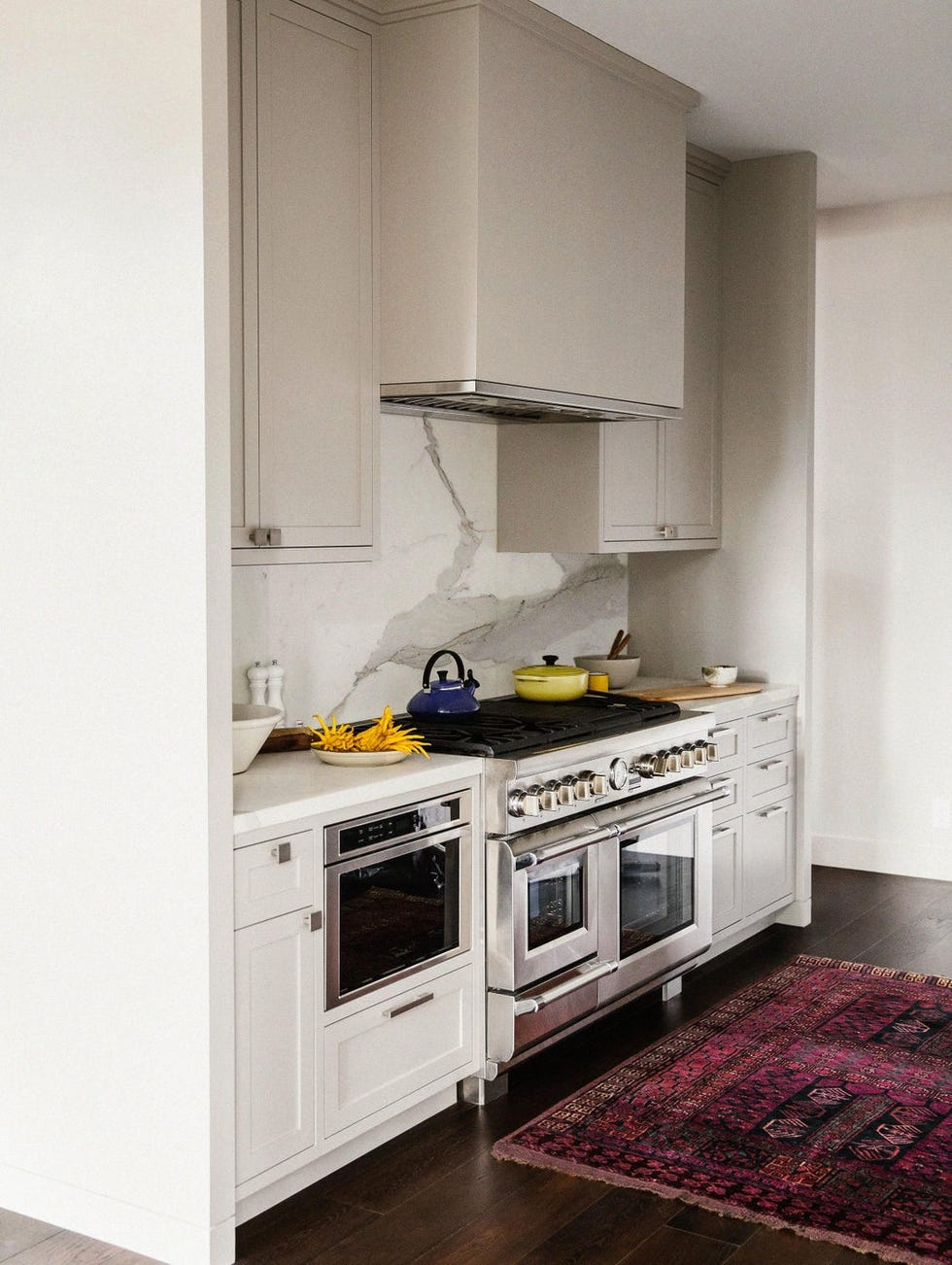 white kitchen cabinets
