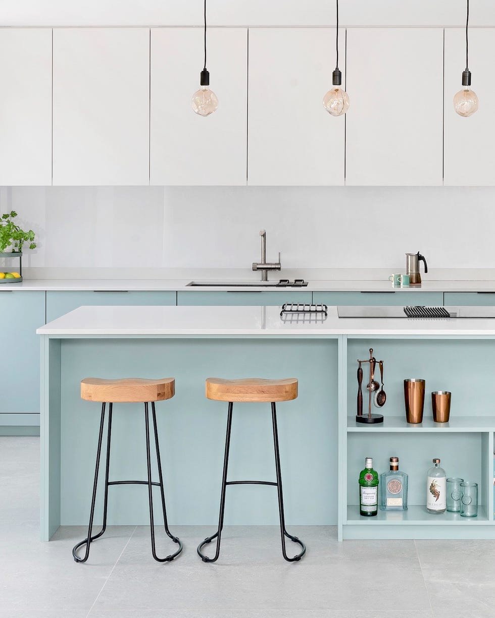 Kitchen island, Lugn range, Hush Kitchens a kitchen with white cabinets