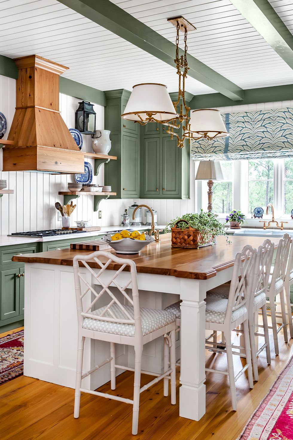 https://hips.hearstapps.com/hmg-prod/images/kitchen-paint-colors-sage-green-1605712777.jpg?crop=0.566xw:1.00xh;0,0&resize=980:*