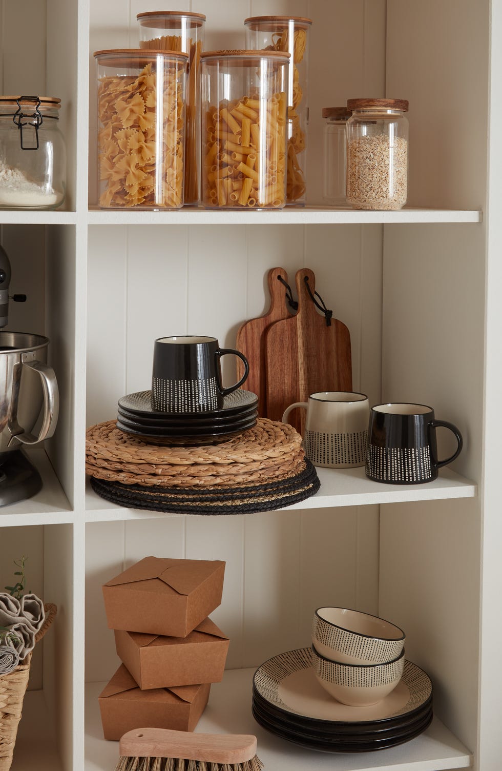 estantería con menaje de cocina